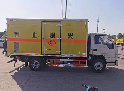 瑶海爆破器材运输车工人安全操作规范与智能技术保障